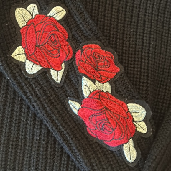 Black sweater with appliquéd roses on sleeves - Picture 2 of 4
